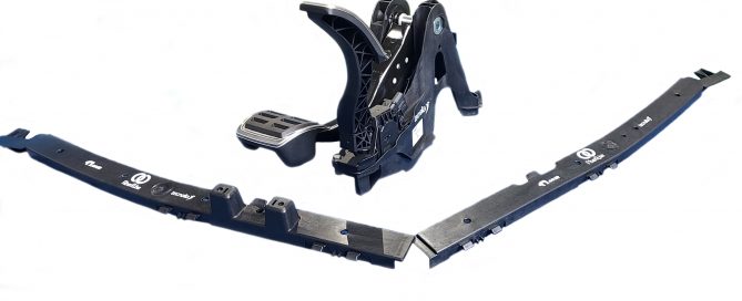 Soporte para los pedales de freno y acelerador fabricado en plástico reforzado con fibra de carbono reciclada y desarrollada junto con #BATZ, y una estructura inferior para sistema de limpiaparabrisas fabricado en plástico reforzado con fibra de vidrio reciclada, desarrollada junto con #MAIER.
